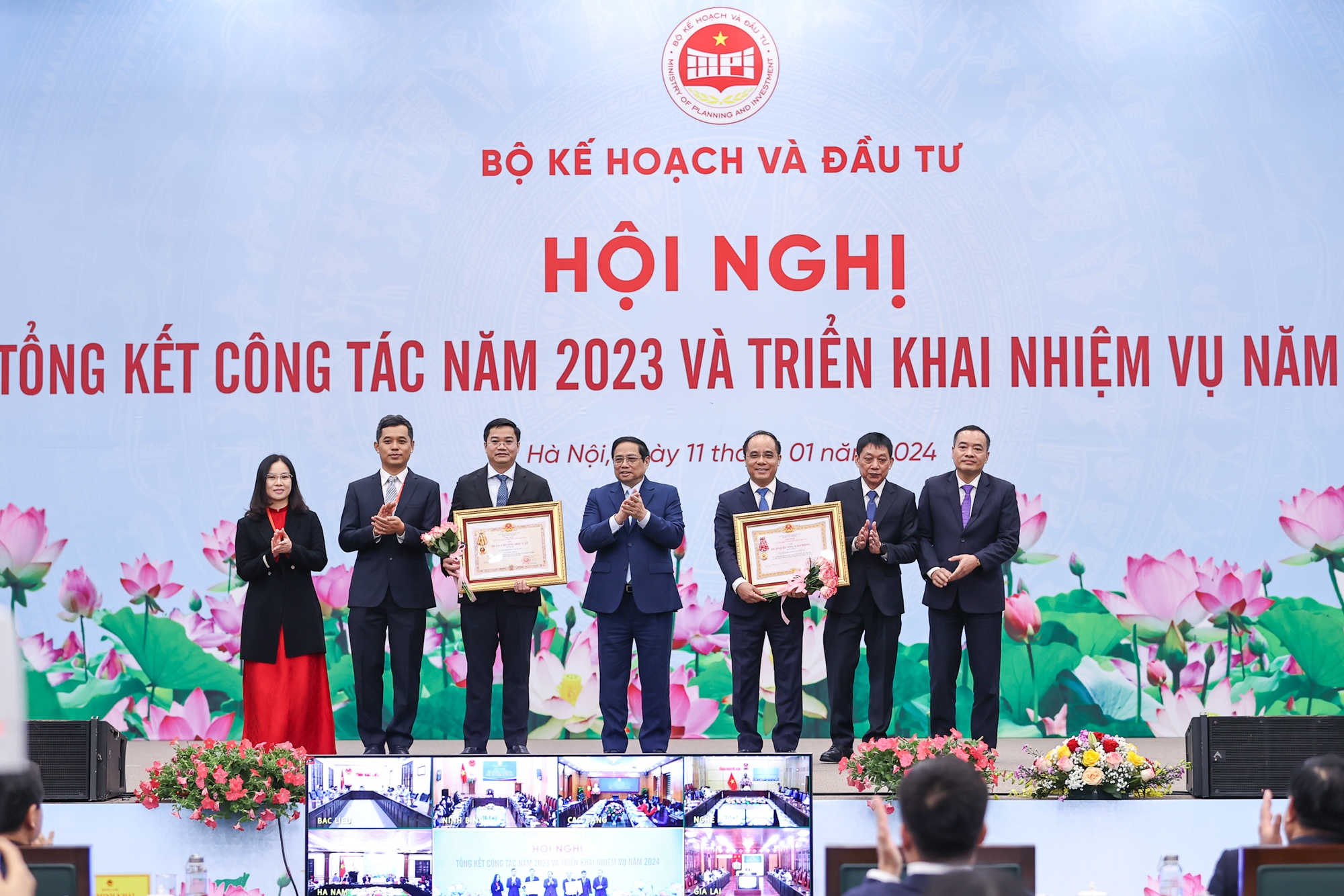 Thay mặt lãnh đạo Đảng, Nhà nước, Thủ tướng Phạm Minh Chính tặng Huân chương Lao động cho các đơn vị, cá nhân ngành KHĐT - Ảnh: VGP/Nhật Bắc