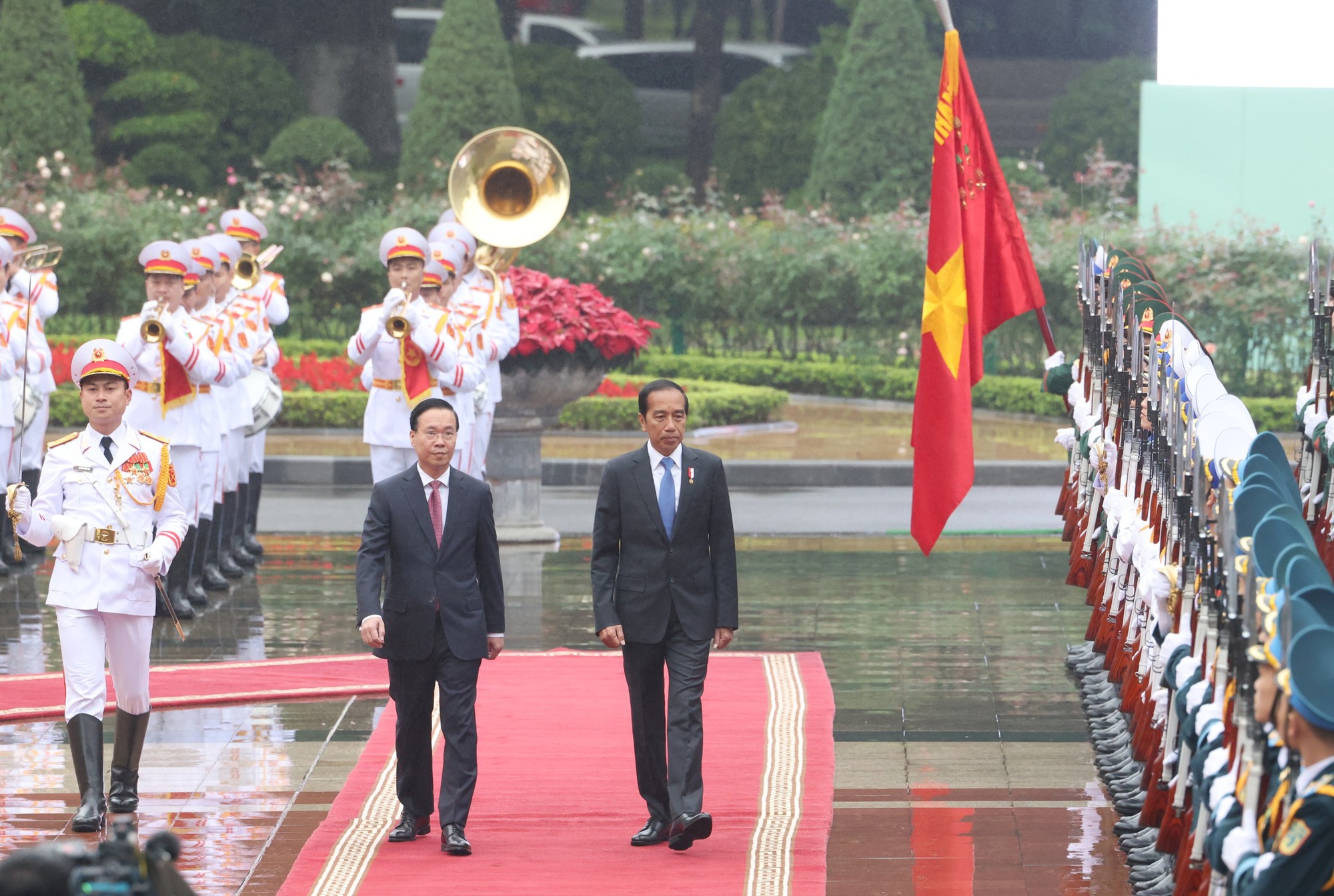 Chủ tịch nước Võ Văn Thưởng và Tổng thống Cộng hoà Indonesia Joko Widodo duyệt Đội danh dự Quân đội nhân dân Việt Nam - Ảnh: VGP/Nhật Bắc