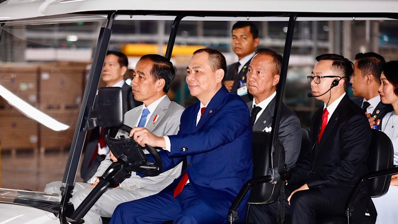Chủ tịch Tập đoàn Vingroup kiêm Tổng Giám đốc VinFast Toàn cầu Phạm Nhật Vượng đưa Tổng thống Indonesia Joko Widodo đi thăm quan nhà máy.