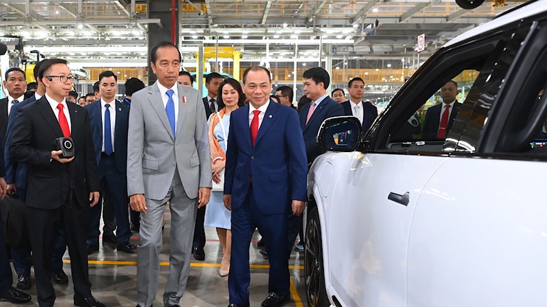 Tổng thống Indonesia Joko Widodo xem xét chi tiết các dòng xe điện VinFast tại nhà máy.