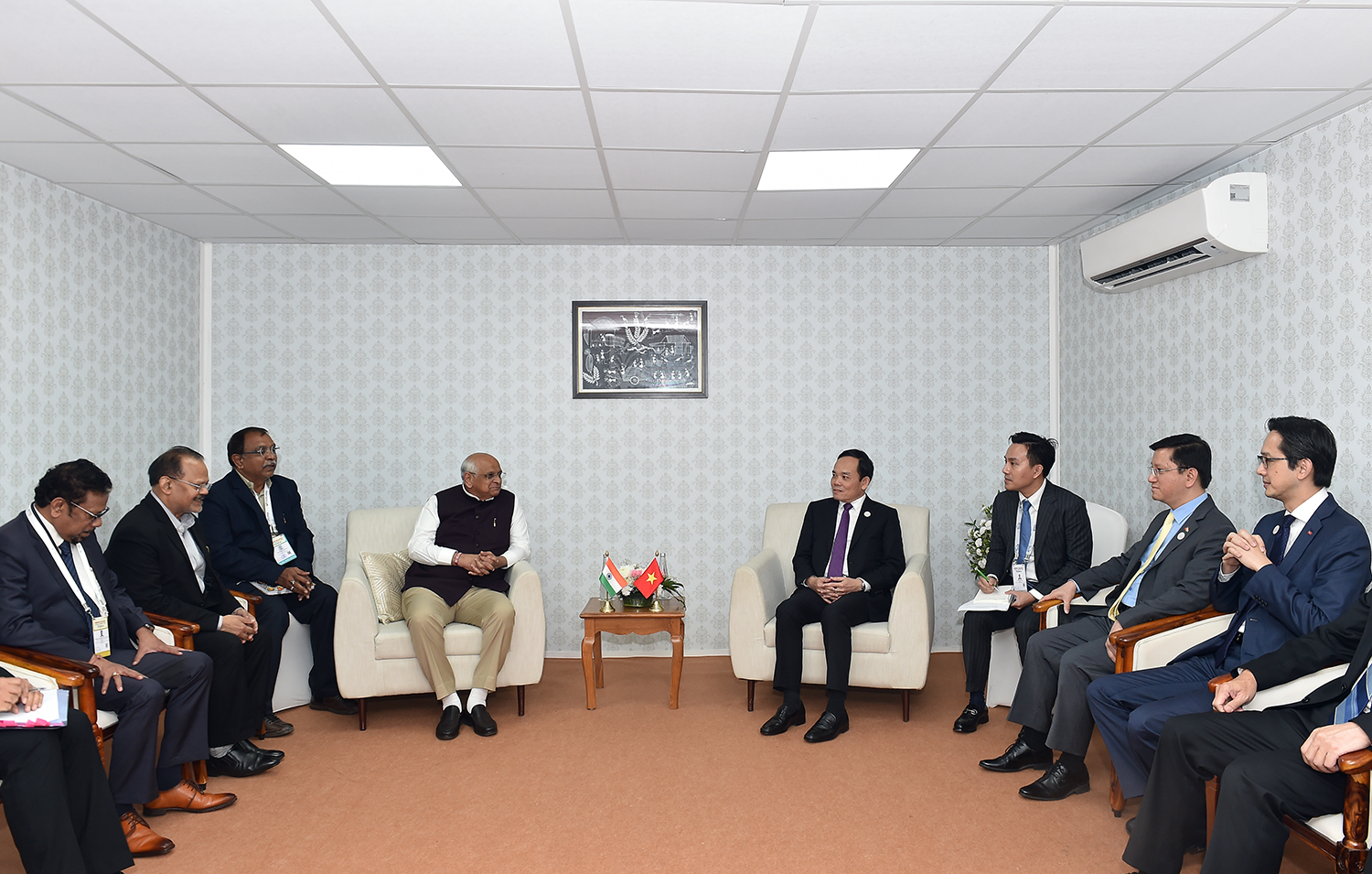 Phó Thủ tướng đề nghị ông Bhupendra Patel tiếp tục quan tâm thúc đẩy quan hệ giữa bang Gujarat với Việt Nam - Ảnh: VGP/Hải Minh