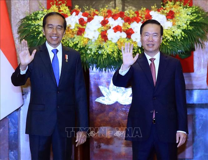 Chủ tịch nước Võ Văn Thưởng và Tổng thống Cộng hoà Indonesia Joko Widodo tại lễ đón sáng 12/1/2024 - Ảnh: TTXVN