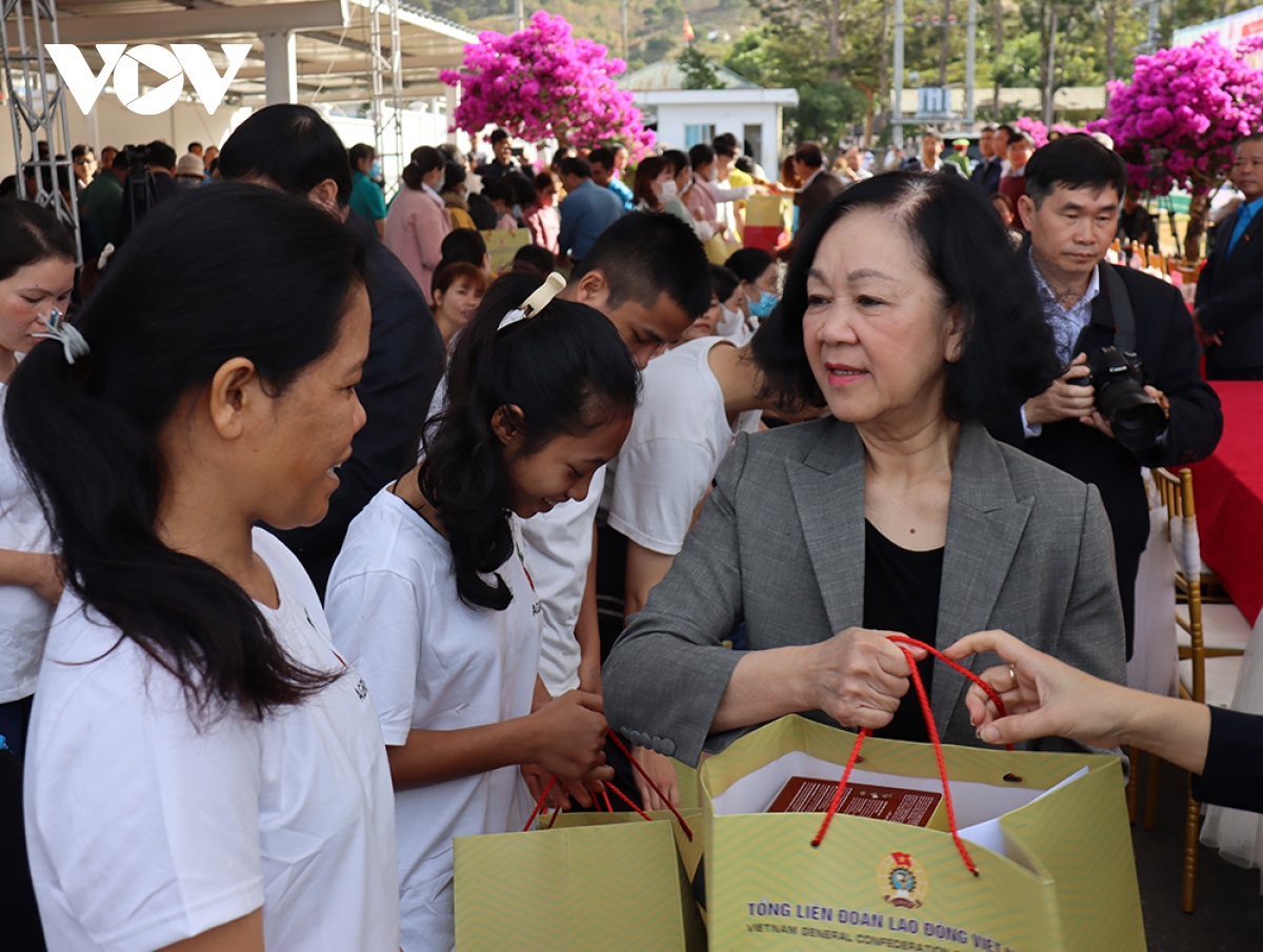 Thường trực Ban Bí thư Trương Thị Mai tặng quà Tết công nhân, người lao động KCN Phú Hội - Lâm Đồng