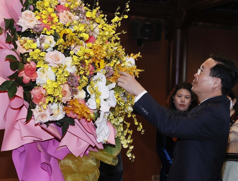 Chủ tịch nước Võ Văn Thưởng dâng hoa tại Khu lưu niệm Tổng Bí thư Lê Hồng Phong. (Ảnh: Thống Nhất/TTXVN)