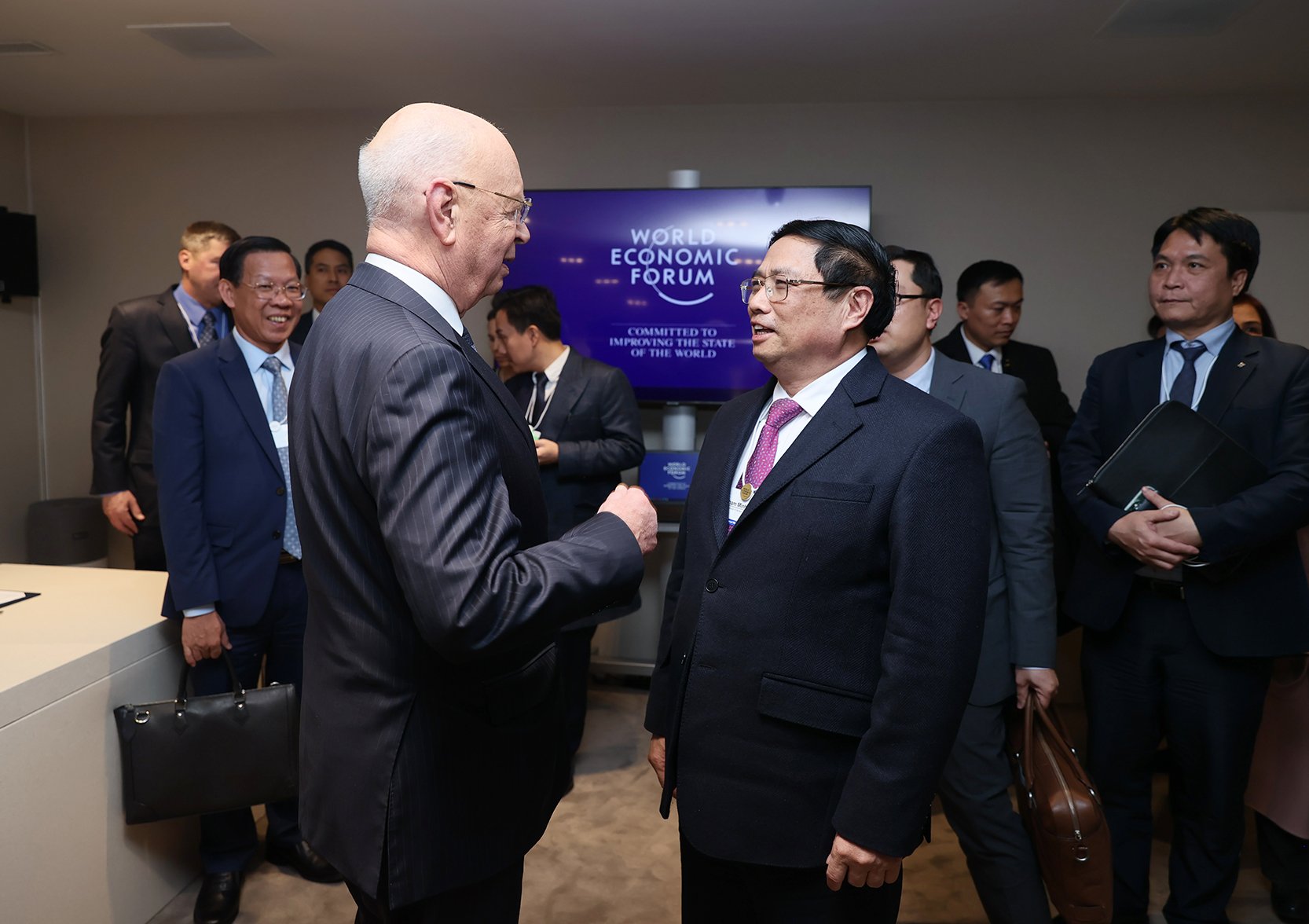 Thủ tướng Phạm Minh Chính trao đổi với Nhà sáng lập kiêm Chủ tịch WEF Klaus Schwab - Ảnh: VGP/Nhật Bắc