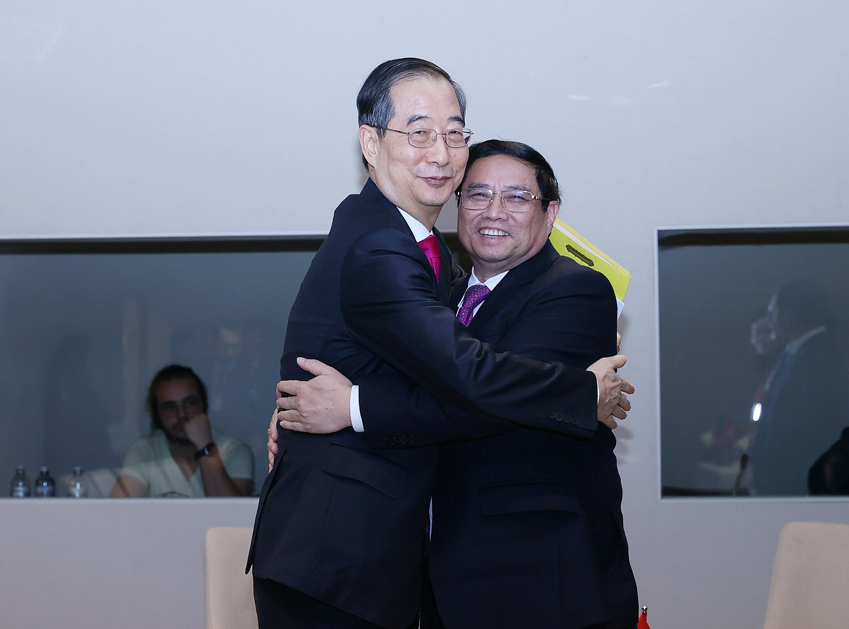 Thủ tướng Phạm Minh Chính và Thủ tướng Hàn Quốc Han Duck-soo - Ảnh: VGP/Nhật Bắc