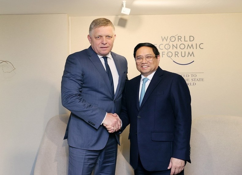 Thủ tướng Phạm Minh Chính gặp Thủ tướng Slovakia Robert Fico. (Ảnh: Dương Giang/TTXVN)