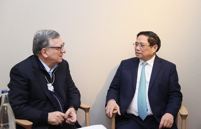 Thủ tướng Phạm Minh Chính gặp Chủ tịch Liên minh toàn cầu về vaccine và tiêm chủng (GAVI) Jose Manuel Barroso. (Ảnh: Dương Giang/TTXVN)