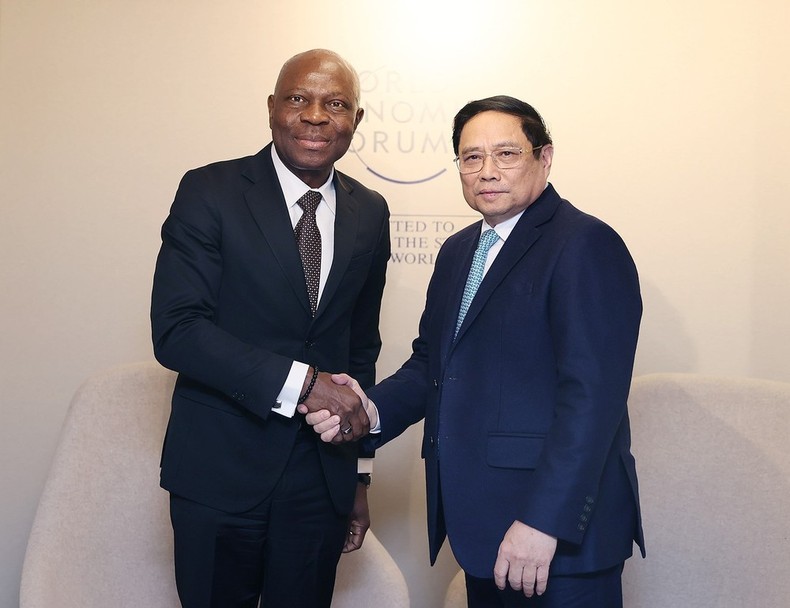 Thủ tướng Phạm Minh Chính gặp Tổng Giám đốc Tổ chức Lao động Quốc tế (ILO) Gilbert Fossoun Houngbo. (Ảnh: Dương Giang/TTXVN)