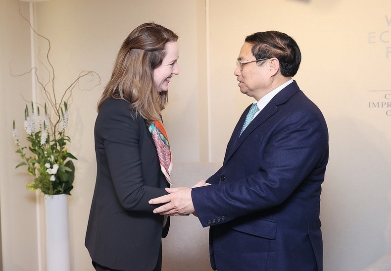 Thủ tướng Phạm Minh Chính tiếp bà Amy Pope, Tổng Giám đốc Tổ chức Di cư Quốc tế (IOM). (Ảnh: Dương Giang/TTXVN)