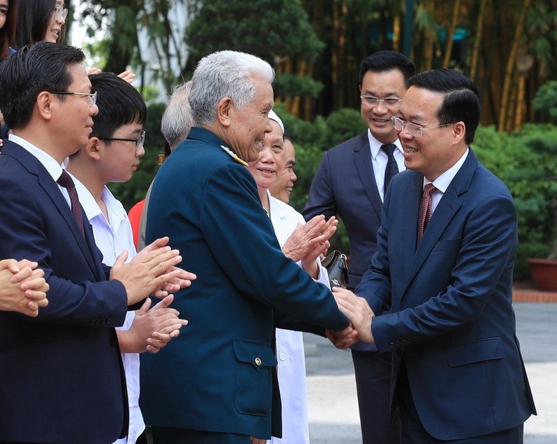 Chủ tịch nước Võ Văn Thưởng gặp mặt đoàn đại biểu trong Chương trình “Việc tử tế” của Đài Truyền hình Việt Nam. (Ảnh: TTXVN)