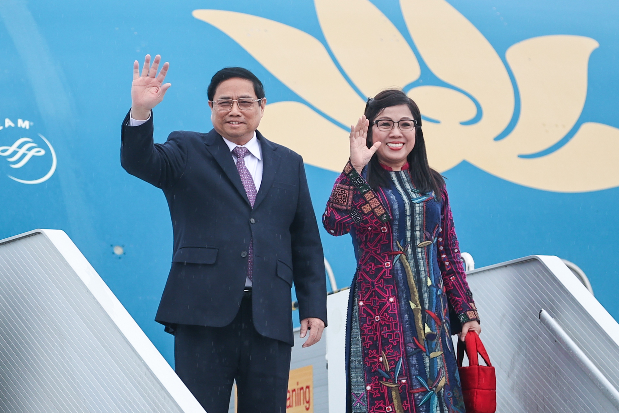 Thủ tướng Phạm Minh Chính và Phu nhân tới Thủ đô Budapest, bắt đầu chuyến thăm chính thức Hungary từ ngày 18 đến ngày 20/1/2024 theo lời mời của Thủ tướng Hungary Viktor Orbán - Ảnh: VGP/Nhật Bắc