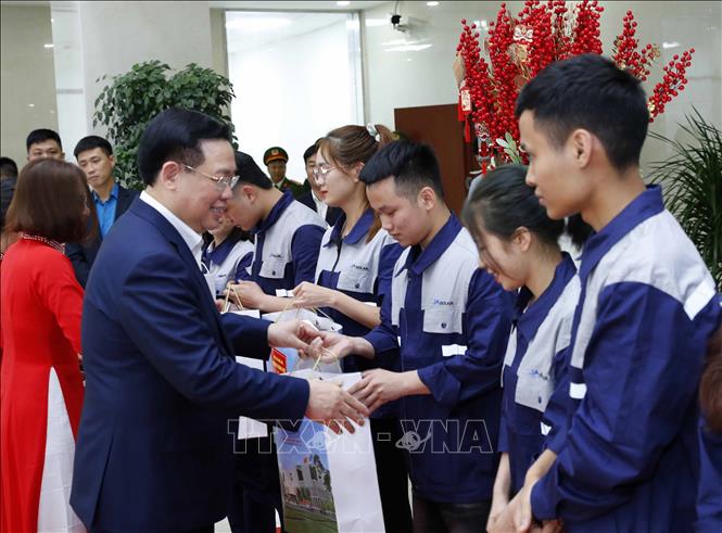 Chủ tịch Quốc hội tặng quà cho công nhân Công ty TNHH Solar Việt Nam - Ảnh: TTXVN