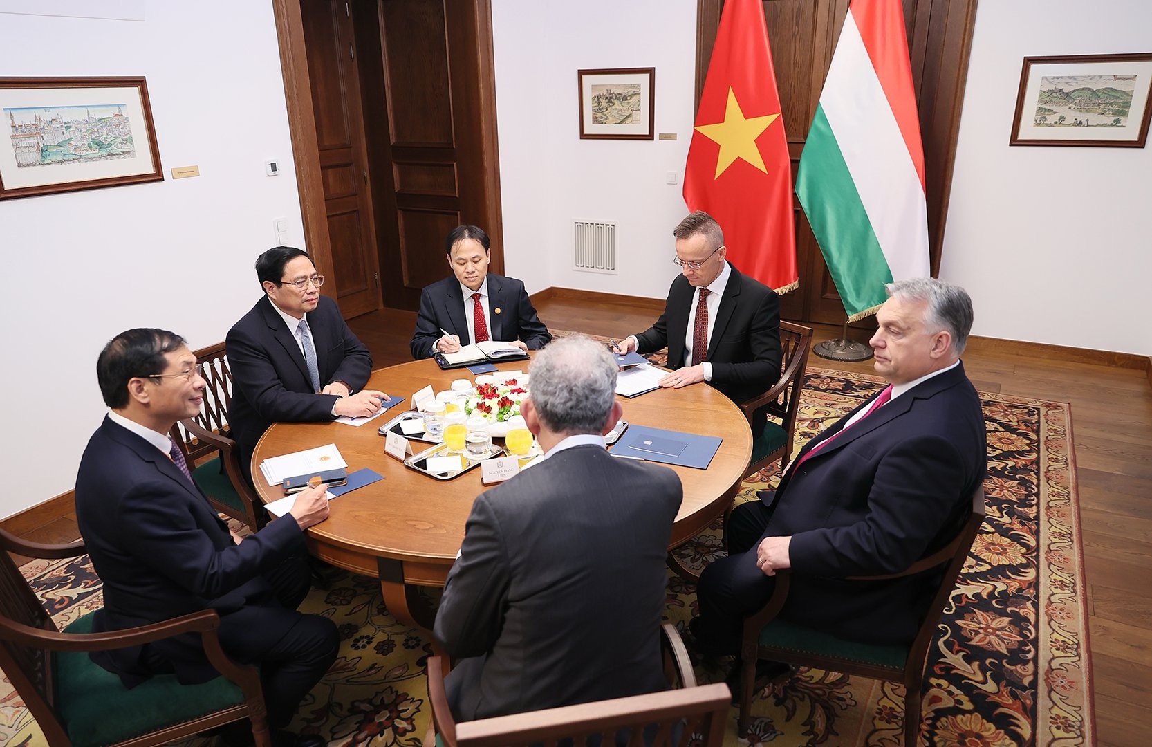 Trước khi hội đàm, Thủ tướng Phạm Minh Chính và Thủ tướng Hungary Viktor Orbán có cuộc gặp hẹp - Ảnh:VGP/Nhật Bắc