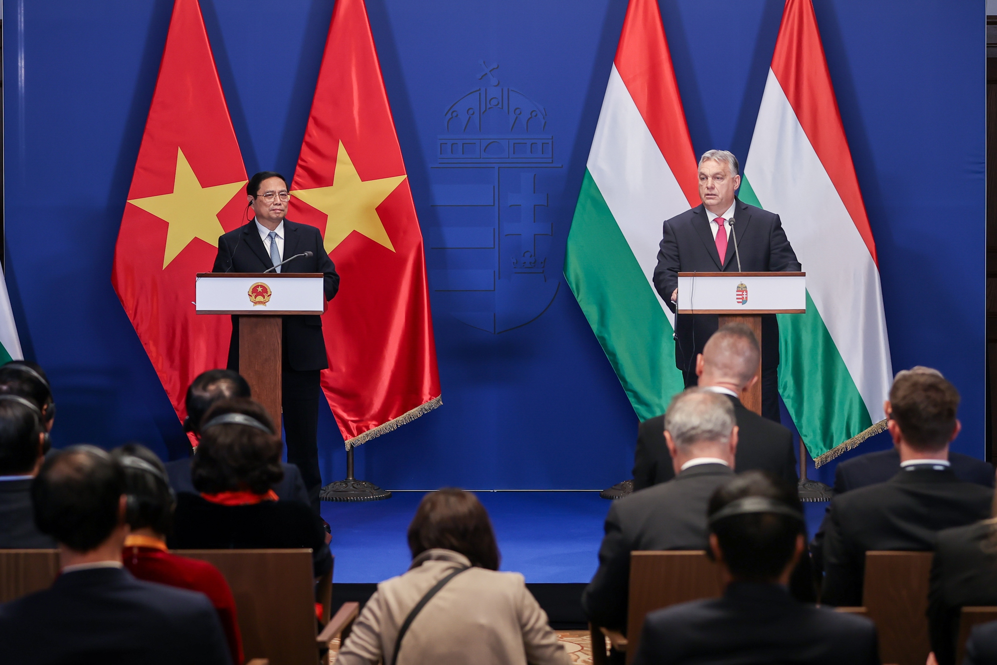 Thủ tướng Phạm Minh Chính và Thủ tướng Hungary Viktor Orbán gặp gỡ báo chí sau khi tiến hành hội đàm - Ảnh: VGP/Nhật Bắc