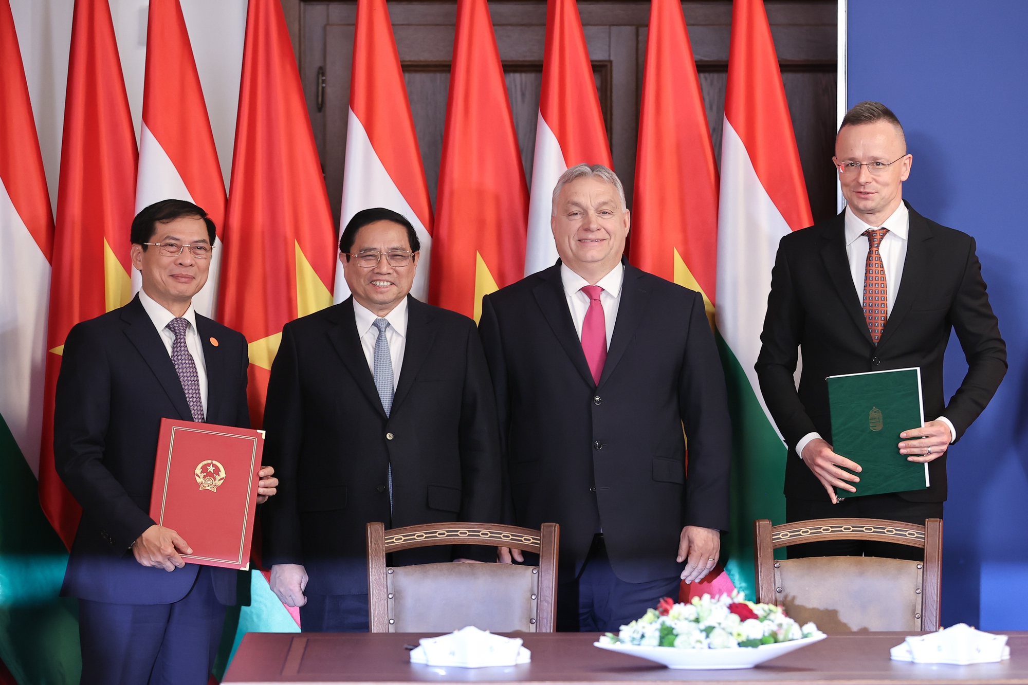 Hai Thủ tướng chứng kiến lễ ký Bản ghi nhớ về hợp tác giữa Bộ Ngoại giao Việt Nam và Bộ Ngoại giao và Thương mại Hungary - Ảnh: VGP/Nhật Bắc