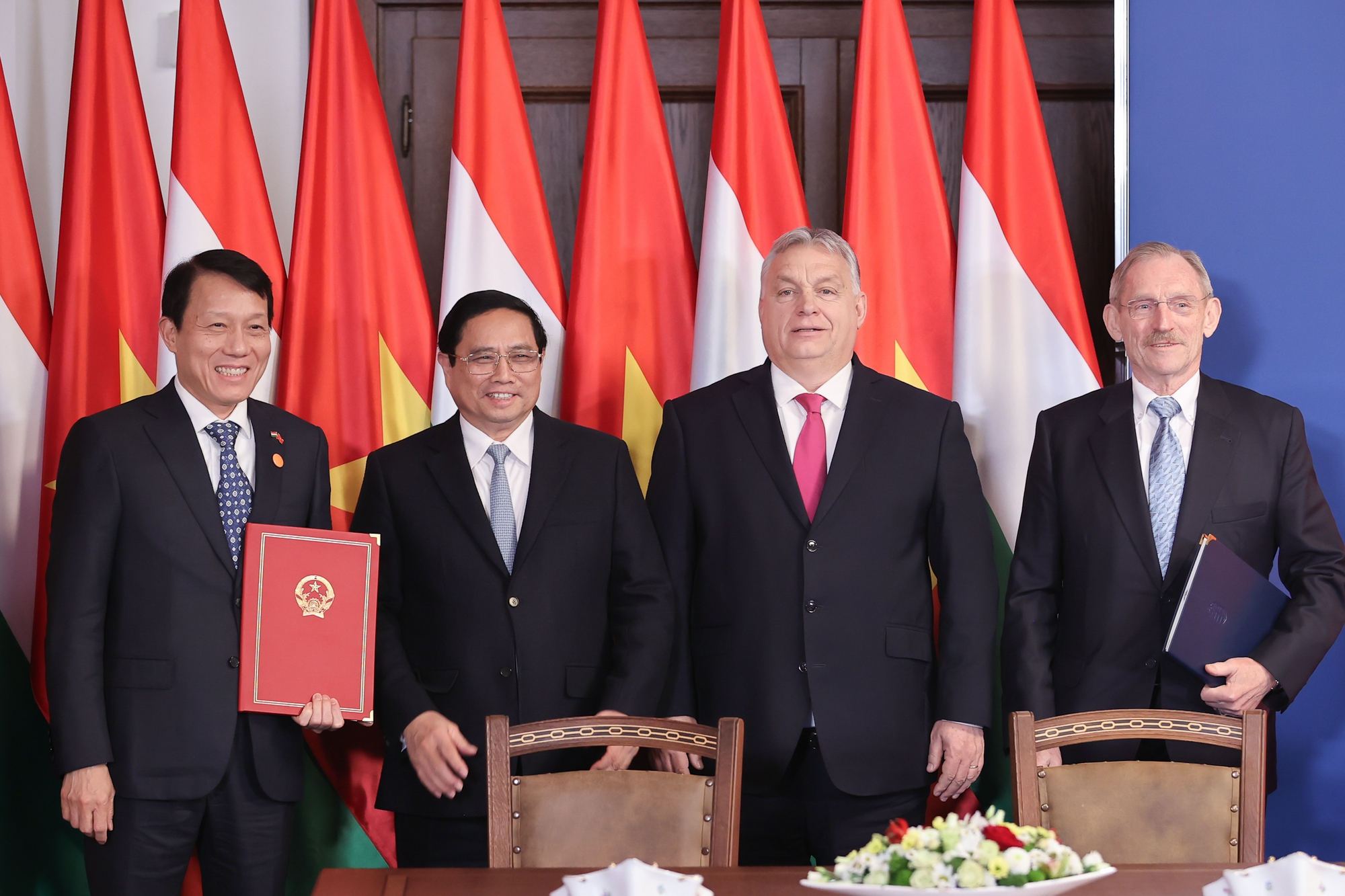 Hai Thủ tướng chứng kiến lễ ký Hiệp định giữa Chính phủ Việt Nam và Chính phủ Hungary về hợp tác phòng, chống tội phạm xuyên quốc gia có tổ chức - Ảnh: VGP/Nhật Bắc