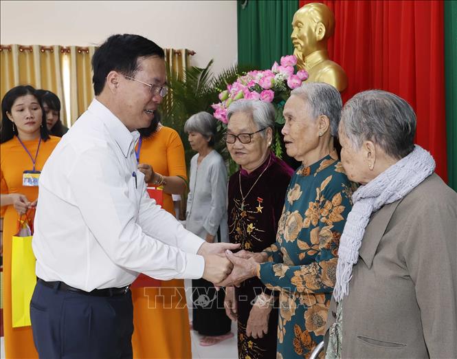Chủ tịch nước Võ Văn Thưởng thăm hỏi, tặng quà cho người có công, gia đình chính sách, hộ nghèo huyện Trà Ôn, tỉnh Vĩnh Long - Ảnh: TTXVN