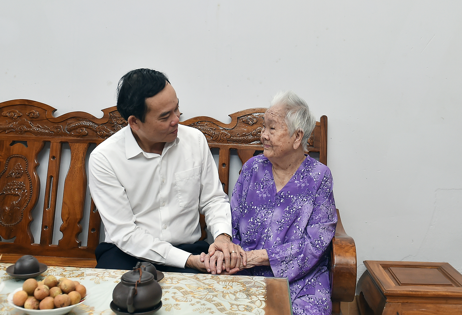 Phó Thủ tướng Trần Lưu Quang thăm Mẹ Việt Nam Anh hùng Kiến Thị Ba - Ảnh: VGP/Hải Minh
