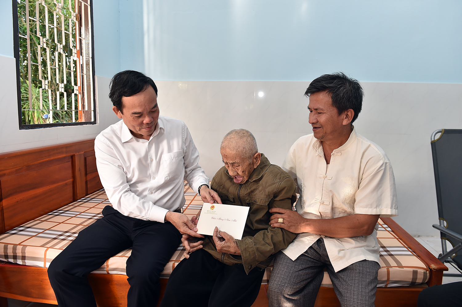 Phó Thủ tướng Trần Lưu Quang thăm Mẹ Việt Nam Anh hùng Lâm Ngọc Anh - Ảnh: VGP/Hải Minh