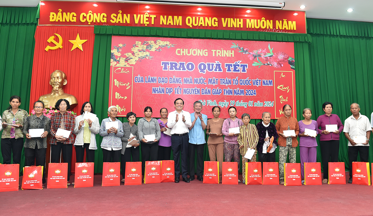 Phó Thủ tướng Trần Lưu Quang trao quà Tết cho các hộ nghèo - Ảnh: VGP/Hải Minh