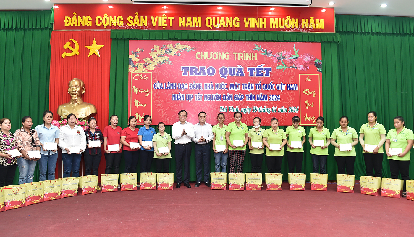 Phó Thủ tướng Trần Lưu Quang trao quà Tết cho công nhân lao động có hoàn cảnh khó khăn trên địa bàn tỉnh Trà Vinh - Ảnh: VGP/Hải Minh