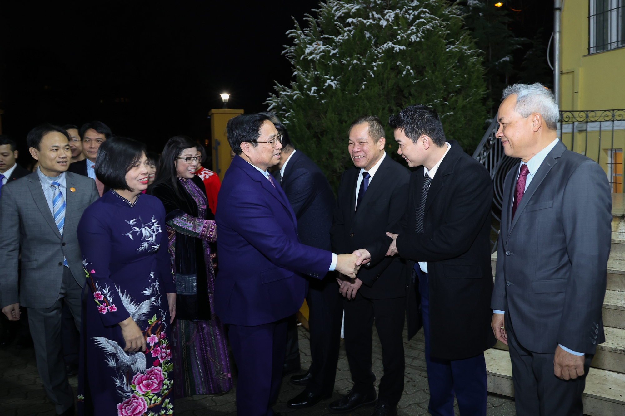 Thủ tướng và Phu nhân tới thăm, gặp gỡ cán bộ, nhân viên Đại sứ quán và đại diện cộng đồng người Việt Nam tại Hungary - Ảnh: VGP/Nhật Bắc