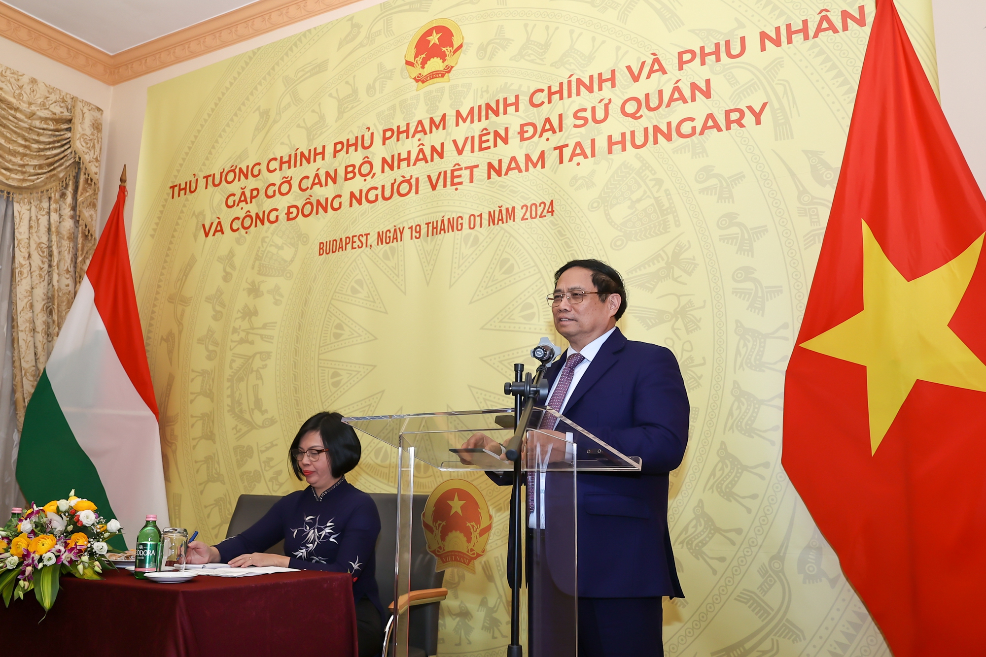 Thủ tướng biểu dương, đánh giá cao và chúc mừng cộng đồng người Việt Nam tại Hungary đã đoàn kết, không ngừng lớn mạnh, trưởng thành, có nhiều đóng góp cho nước sở tại - Ảnh: VGP/Nhật Bắc