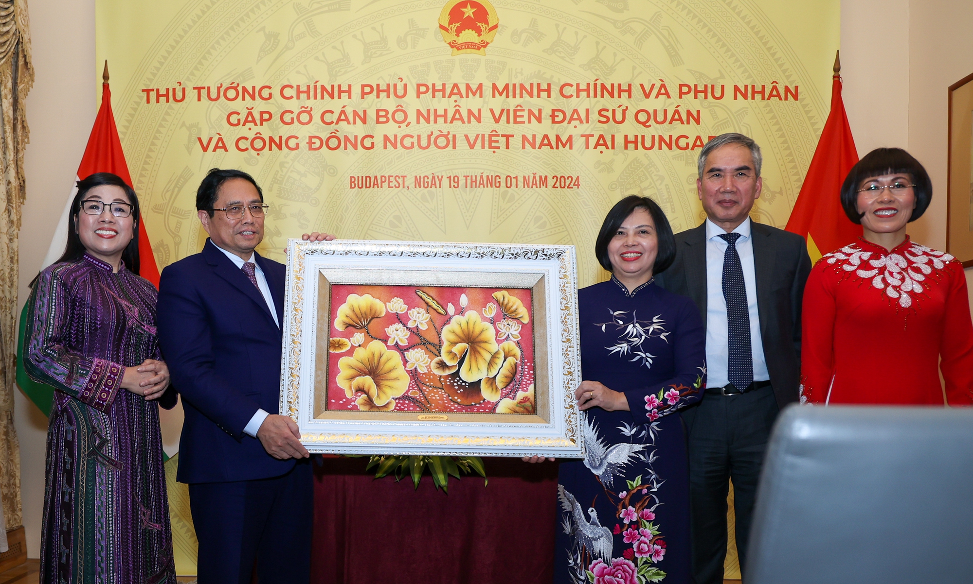 Thủ tướng và Phu nhân tặng quà Đại sứ quán và đại diện cộng đồng người Việt Nam tại Hungary - Ảnh: VGP/Nhật Bắc