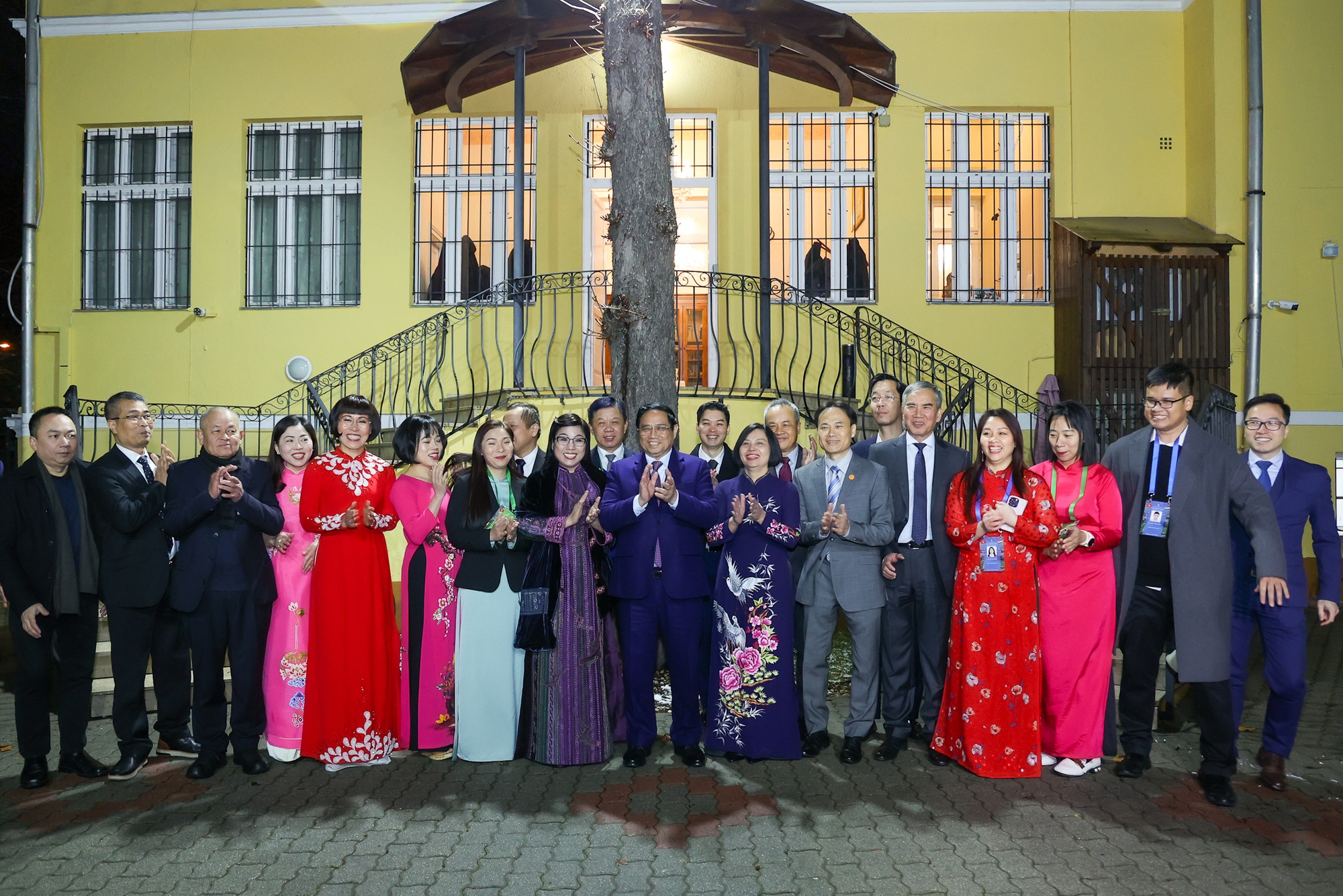 Thủ tướng và Phu nhân cùng cán bộ, nhân viên Đại sứ quán và đại diện cộng đồng người Việt Nam tại Hungary - Ảnh: VGP/Nhật Bắc