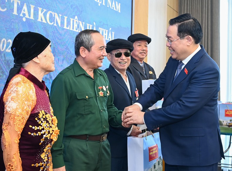 Chủ tịch Quốc hội Vương Đình Huệ tặng quà cho gia đình chính sách, người có công tại Khu công nghiệp Liên Hà Thái.