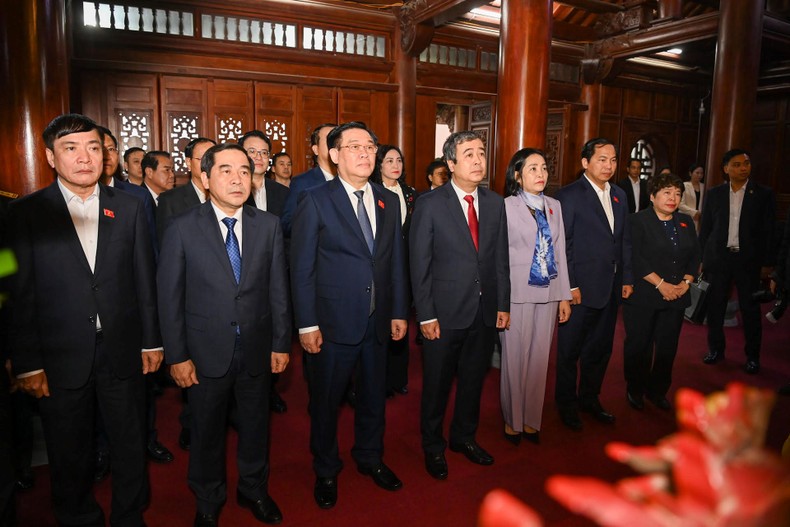 Chủ tịch Quốc hội Vương Đình Huệ và đoàn công tác tưởng niệm Chủ tịch Hồ Chí Minh tại Đền thờ Bác Hồ.