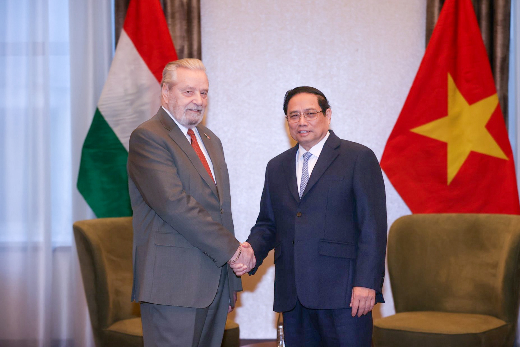 Thủ tướng Phạm Minh Chính và Chủ tịch Hội Hữu nghị Hungary – Việt Nam Laszlo Bot - Ảnh: VGP/Nhật Bắc