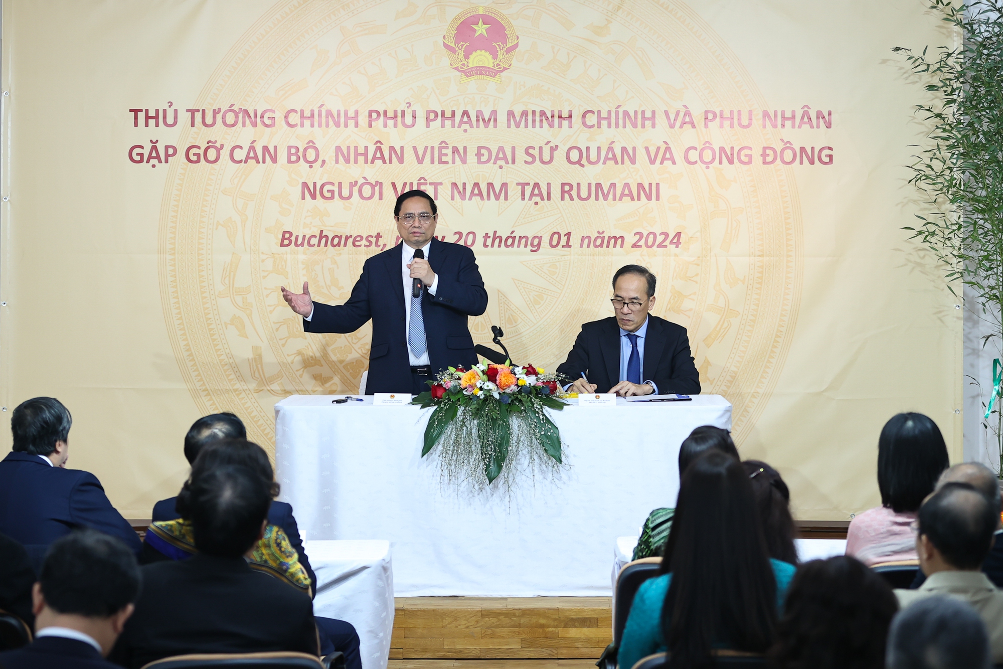 Thủ tướng đề nghị Bộ Lao động-Thương binh và Xã hội và các cơ quan liên quan tiếp tục hỗ trợ, tạo thuận lợi cho người Việt Nam sang Romania làm việc, lập nghiệp - Ảnh VGP/Nhật Bắc