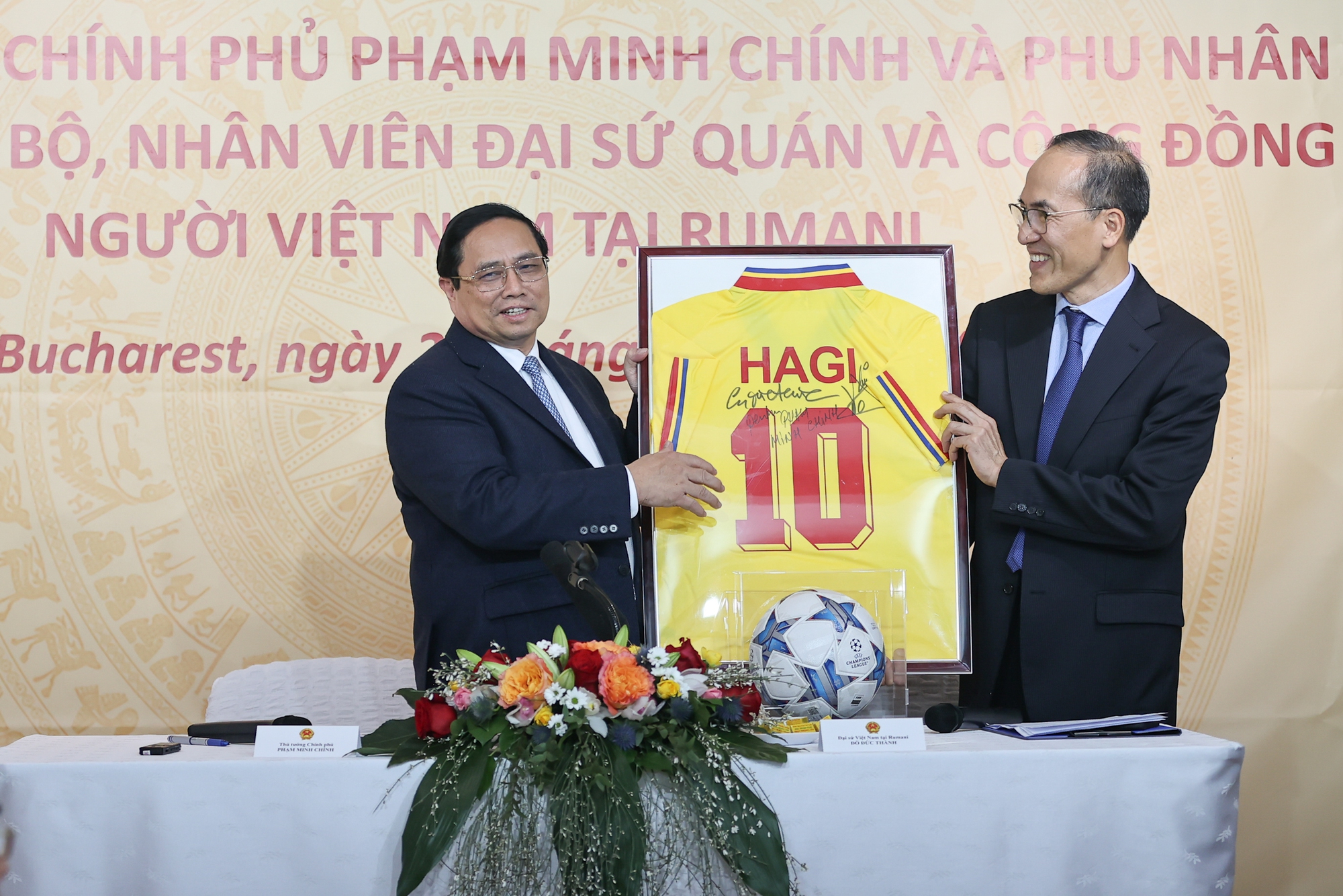 Đại sứ quán Việt Nam tại Romania tặng Thủ tướng Phạm Minh Chính áo thi đấu có chữ ký của cầu thủ Gheorghe Hagi, một huyền thoại của bóng đá Romania - Ảnh VGP/Nhật Bắc