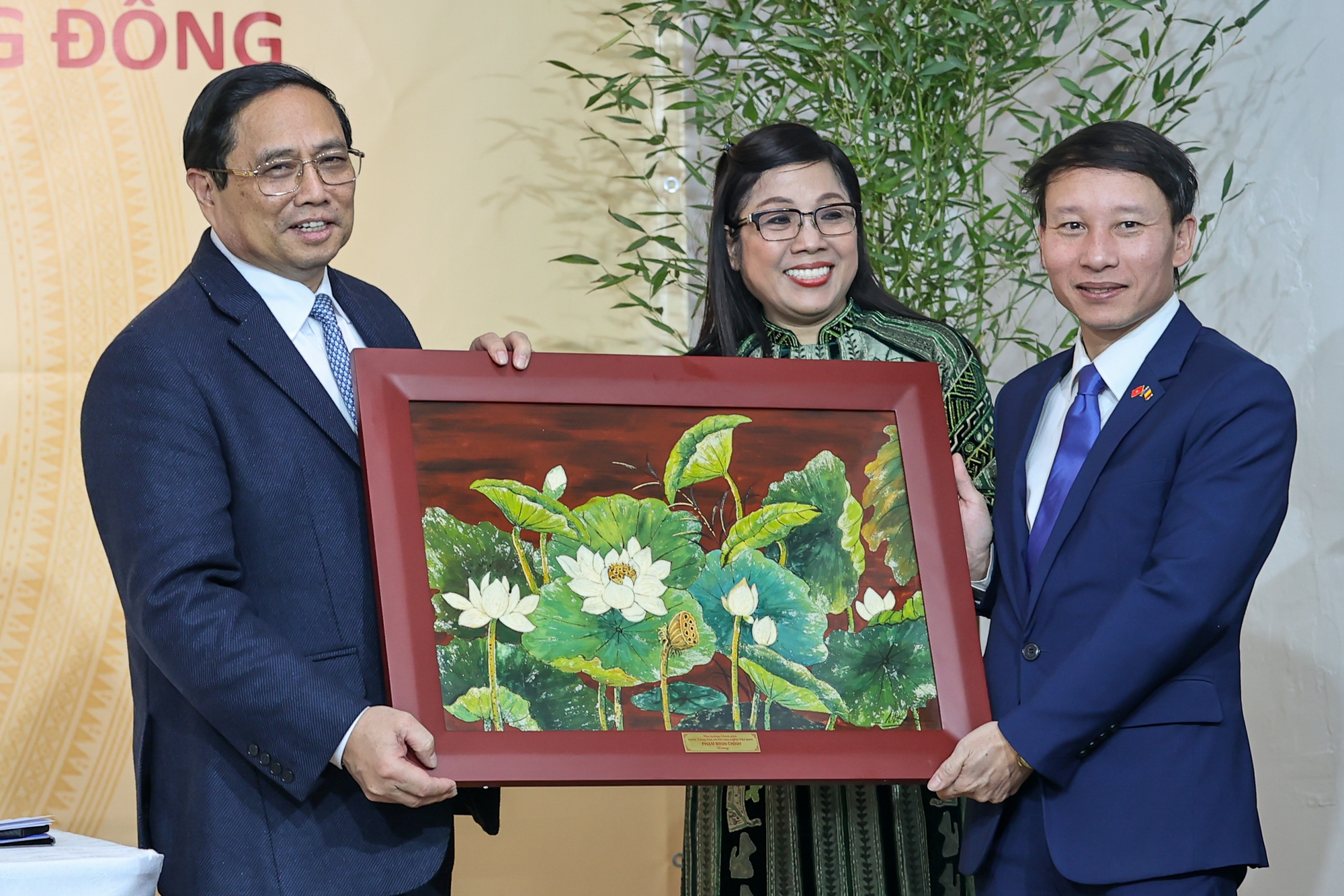 Thủ tướng và Phu nhân tặng quà cho cộng đồng người Việt Nam tại Romania - Ảnh VGP/Nhật Bắc