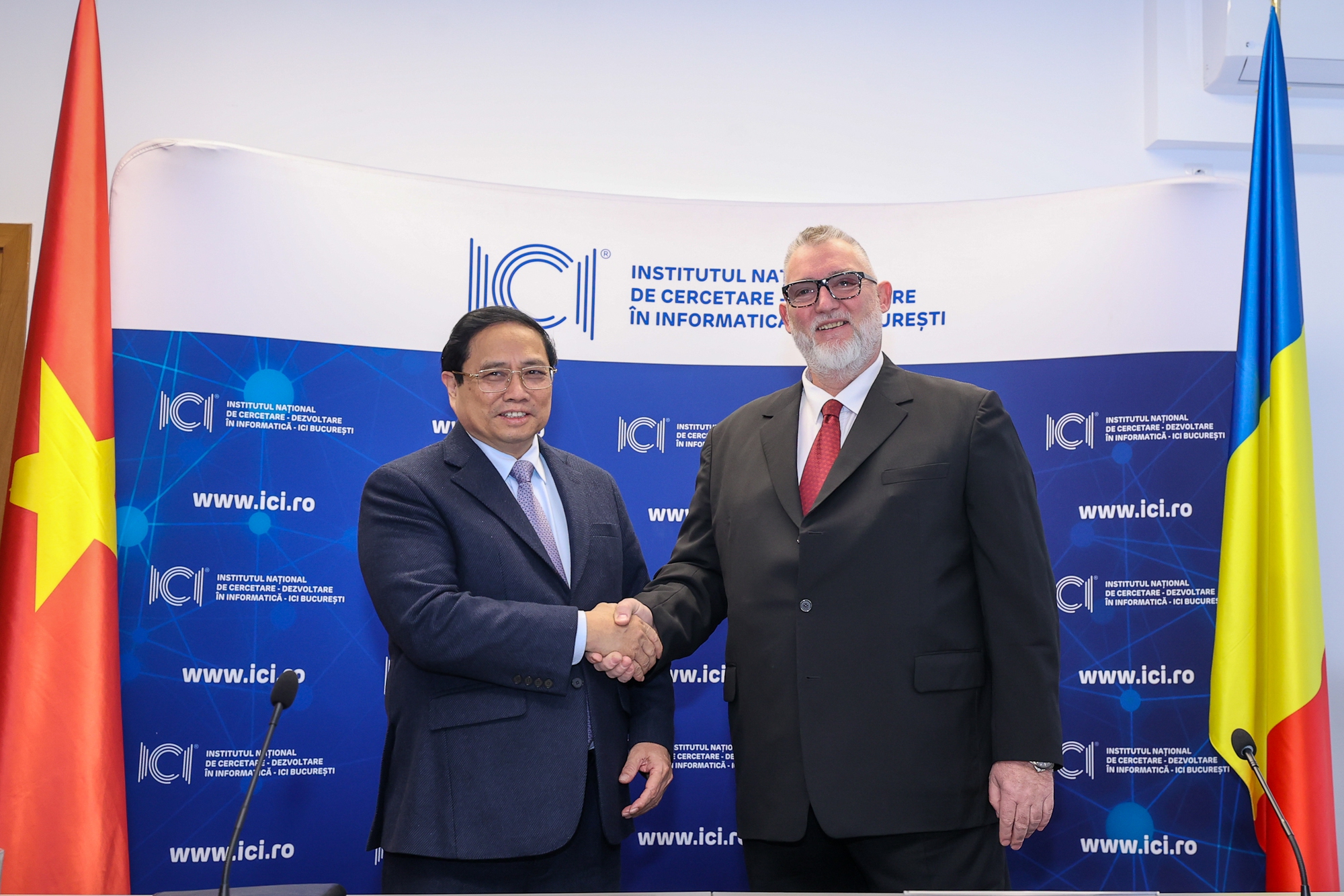 Viện trưởng Viện Nghiên cứu và Phát triển tin học quốc gia Romania (ICI) Adrian Victor Vevera đón Thủ tướng tới thăm - Ảnh: VGP/Nhật Bắc
