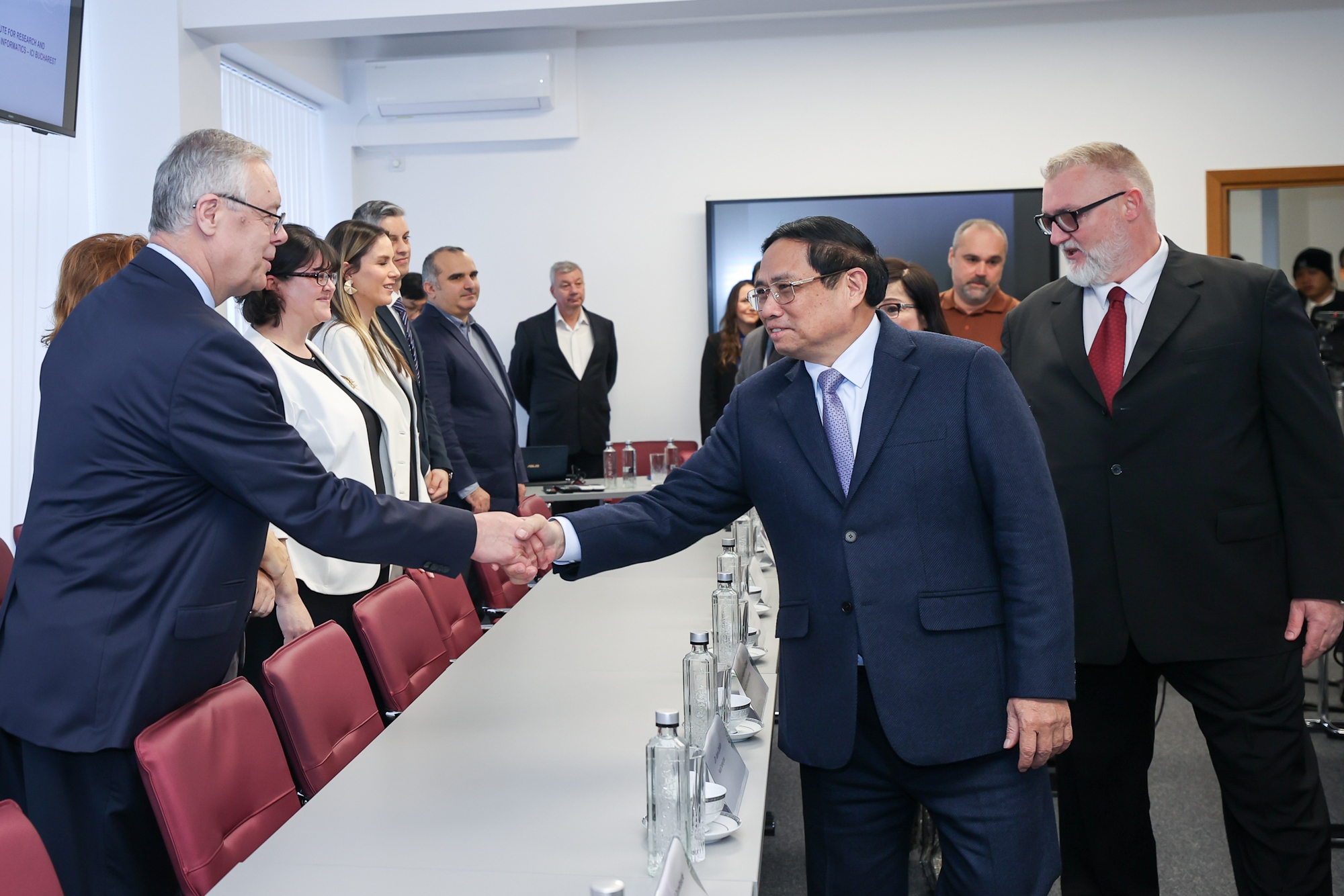 Thủ tướng Phạm Minh Chính thăm Viện nghiên cứu và Phát triển tin học quốc gia Romania - Ảnh: VGP/Nhật Bắc