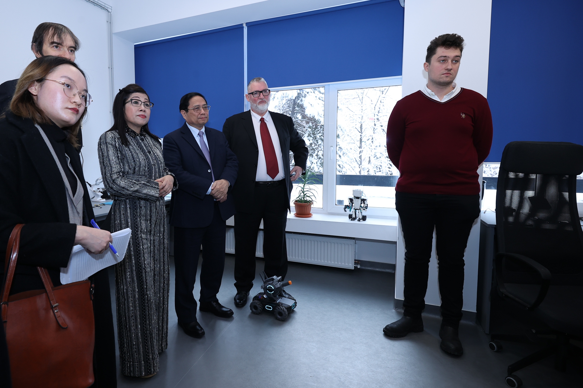 Thủ tướng và Phu nhân tham quan cơ sở vật chất của Viện Nghiên cứu và Phát triển tin học quốc gia Romania - Ảnh: VGP/Nhật Bắc