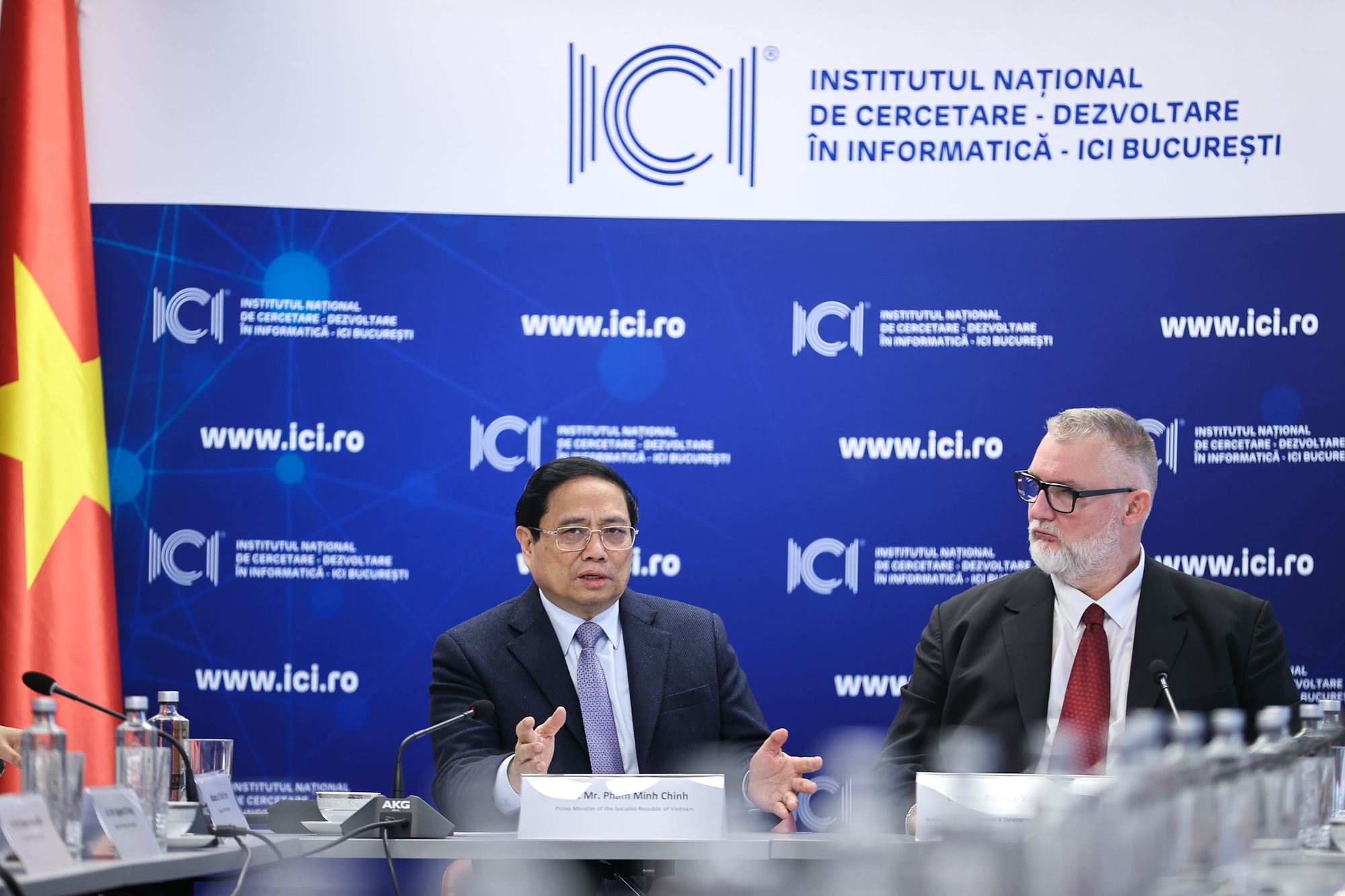 Thủ tướng phát biểu tại Viện Nghiên cứu và Phát triển tin học quốc gia Romania - Ảnh: VGP/Nhật Bắc