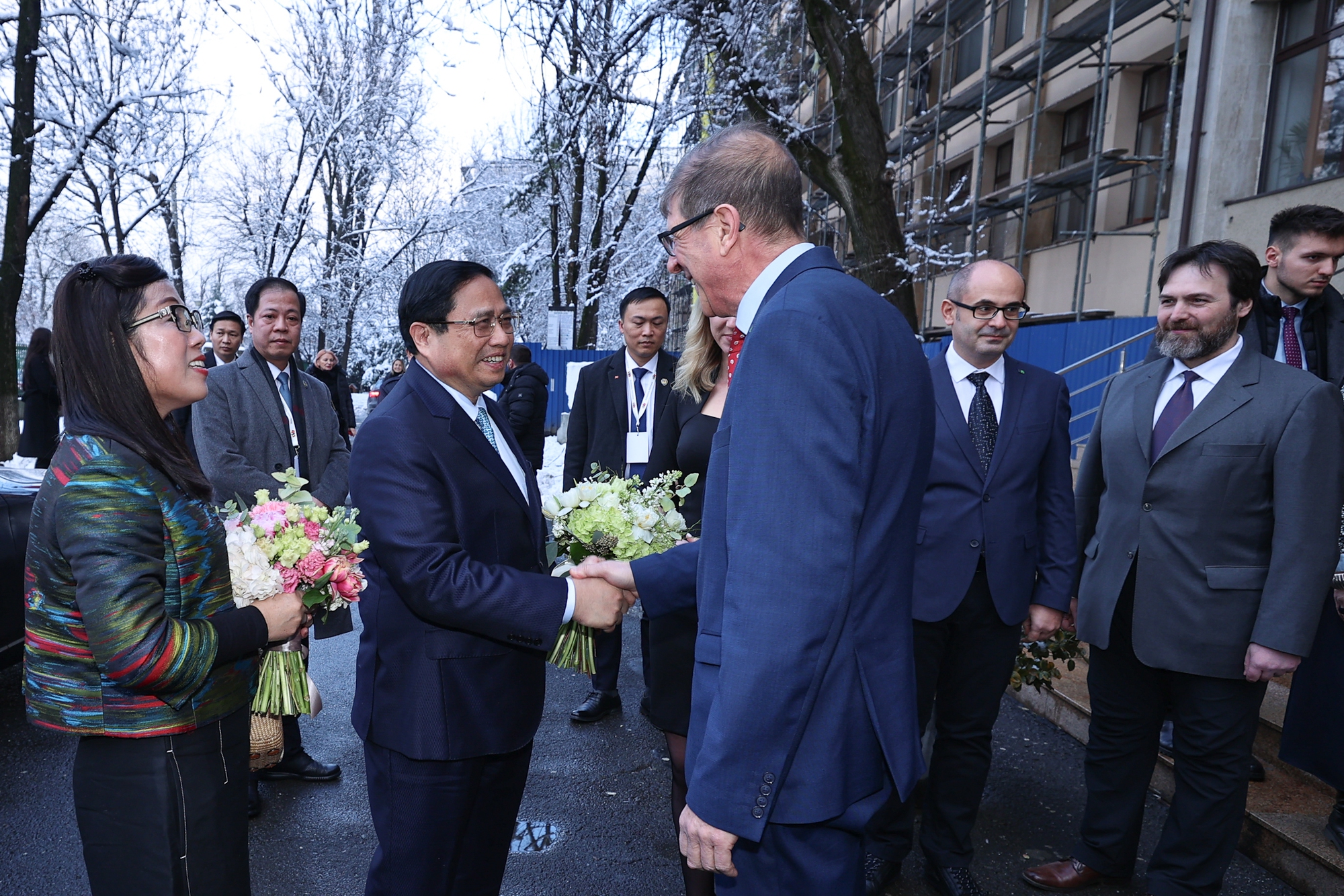 Lãnh đạo trường Đại học Kỹ thuật Xây dựng Bucharest đón Thủ tướng và Phu nhân tới thăm - Ảnh: VGP/Nhật Bắc