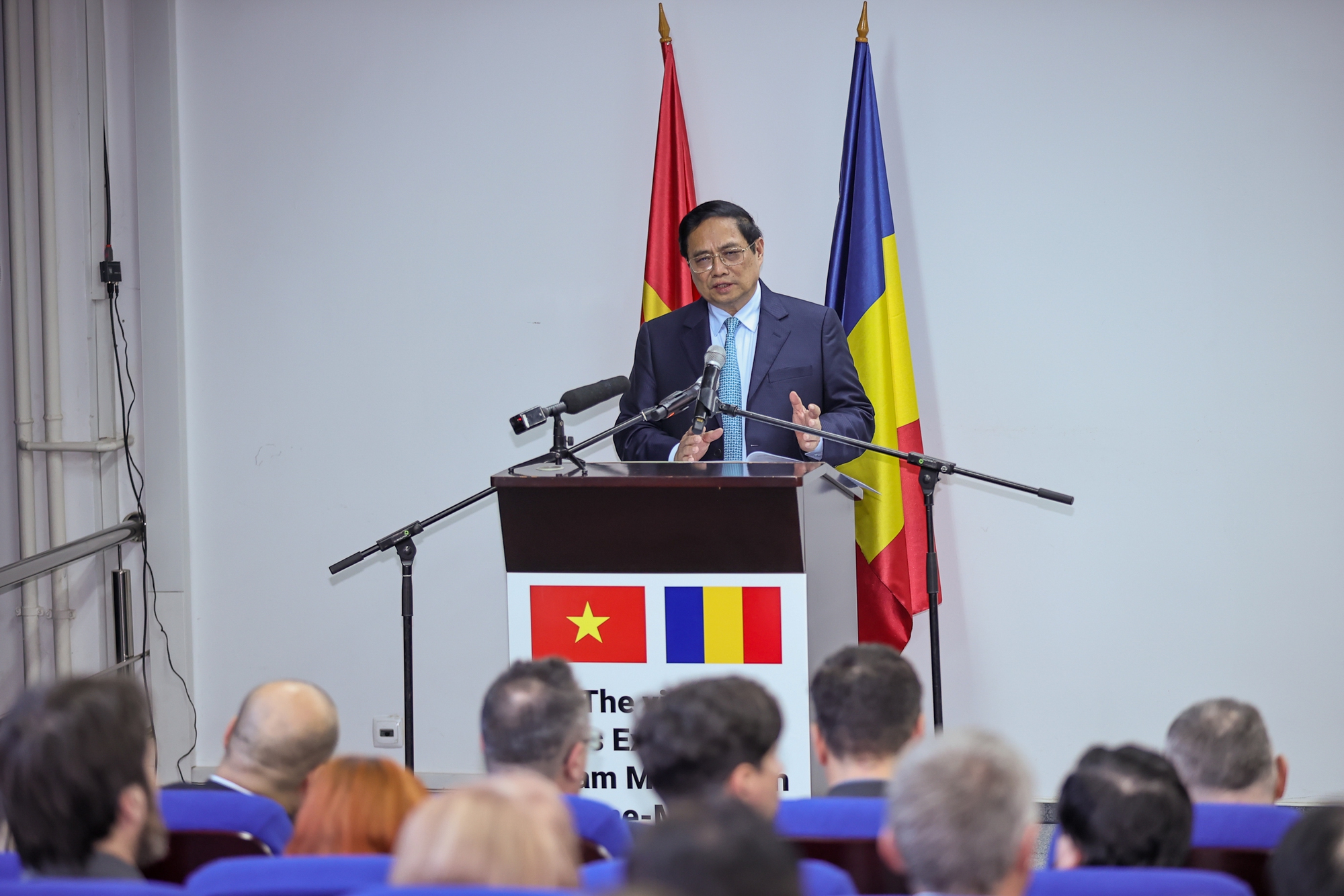 Thủ tướng Phạm Minh Chính phát biểu khi tới thăm trường Đại học Kỹ thuật Xây dựng Bucharest - Ảnh: VGP/Nhật Bắc