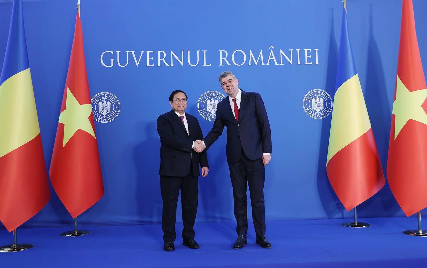Thủ tướng Ion-Marcel Ciolacu và Thủ tướng Phạm Minh Chính trước khi tiến hành hội đàm - Ảnh: VGP/Nhật Bắc