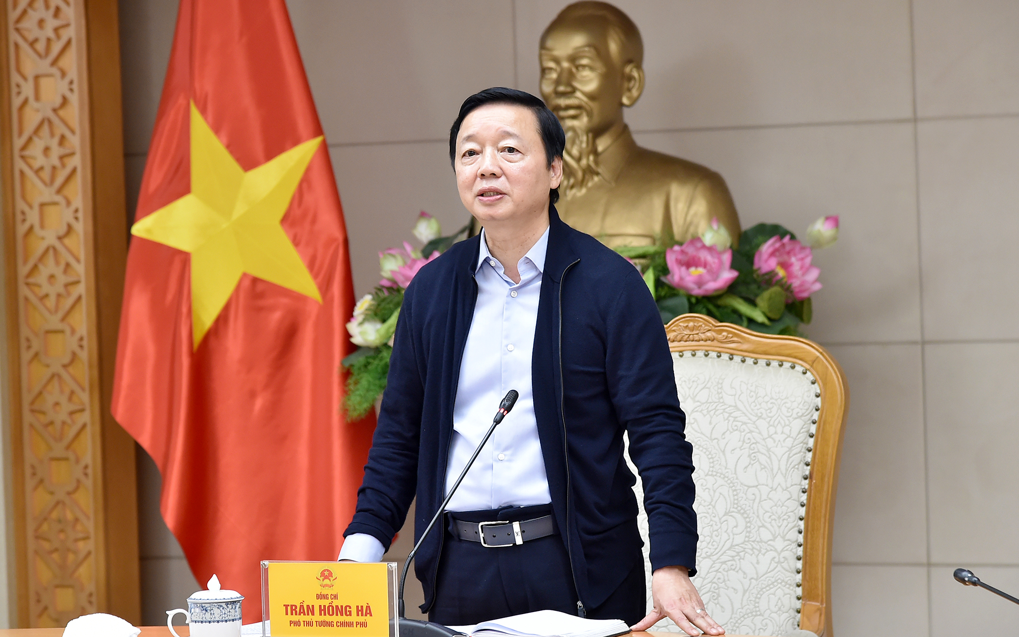 Phó Thủ tướng Trần Hồng Hà nhấn mạnh việc xây dựng các văn bản hướng dẫn thi hành là nhiệm vụ hàng đầu của kế hoạch thực hiện Luật Đất đai (sửa đổi) - Ảnh: VGP/Đình Hải