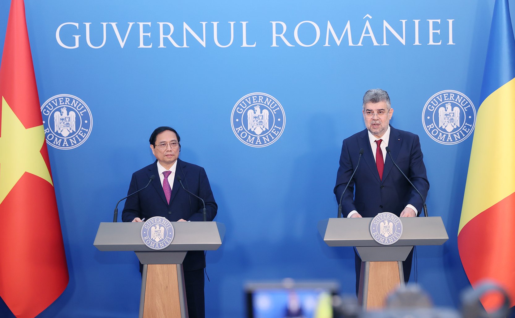 Thủ tướng Phạm Minh Chính và Thủ tướng Romania Ion-Marcel Ciolacu gặp gỡ, trao đổi thông tin với báo chí - Ảnh: VGP/Nhật Bắc