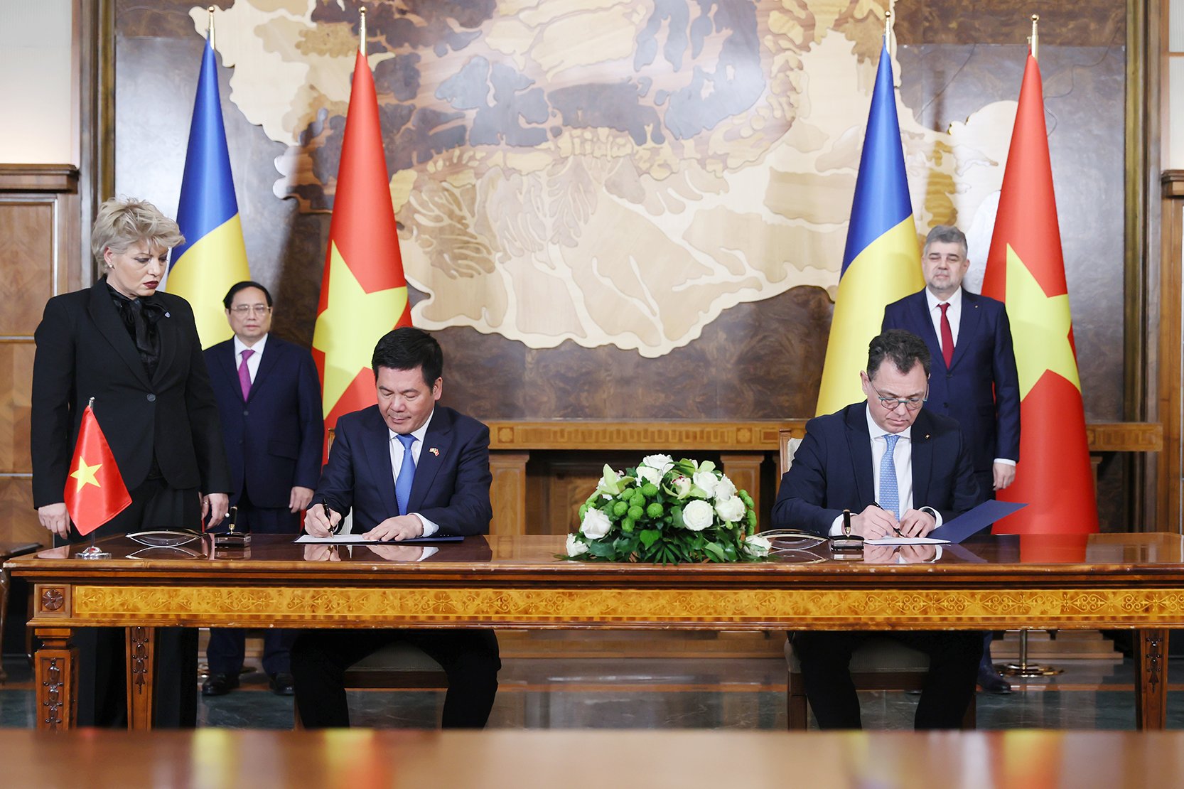 Lãnh đạo Bộ Công Thương Việt Nam và Bộ Kinh tế, Doanh nghiệp và Du lịch Romania ký kết Bản ghi nhớ về việc thúc đẩy hợp tác trao đổi những vấn đề quan tâm trong lĩnh vực kinh tế - Ảnh: VGP/Nhật Bắc