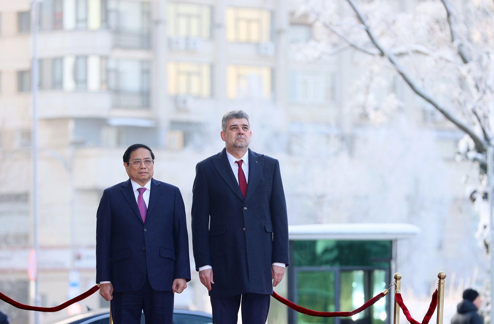 Thủ tướng Ion-Marcel Ciolacu chủ trì lễ đón Thủ tướng Phạm Minh Chính thăm chính thức Romania - Ảnh: VGP/Nhật Bắc