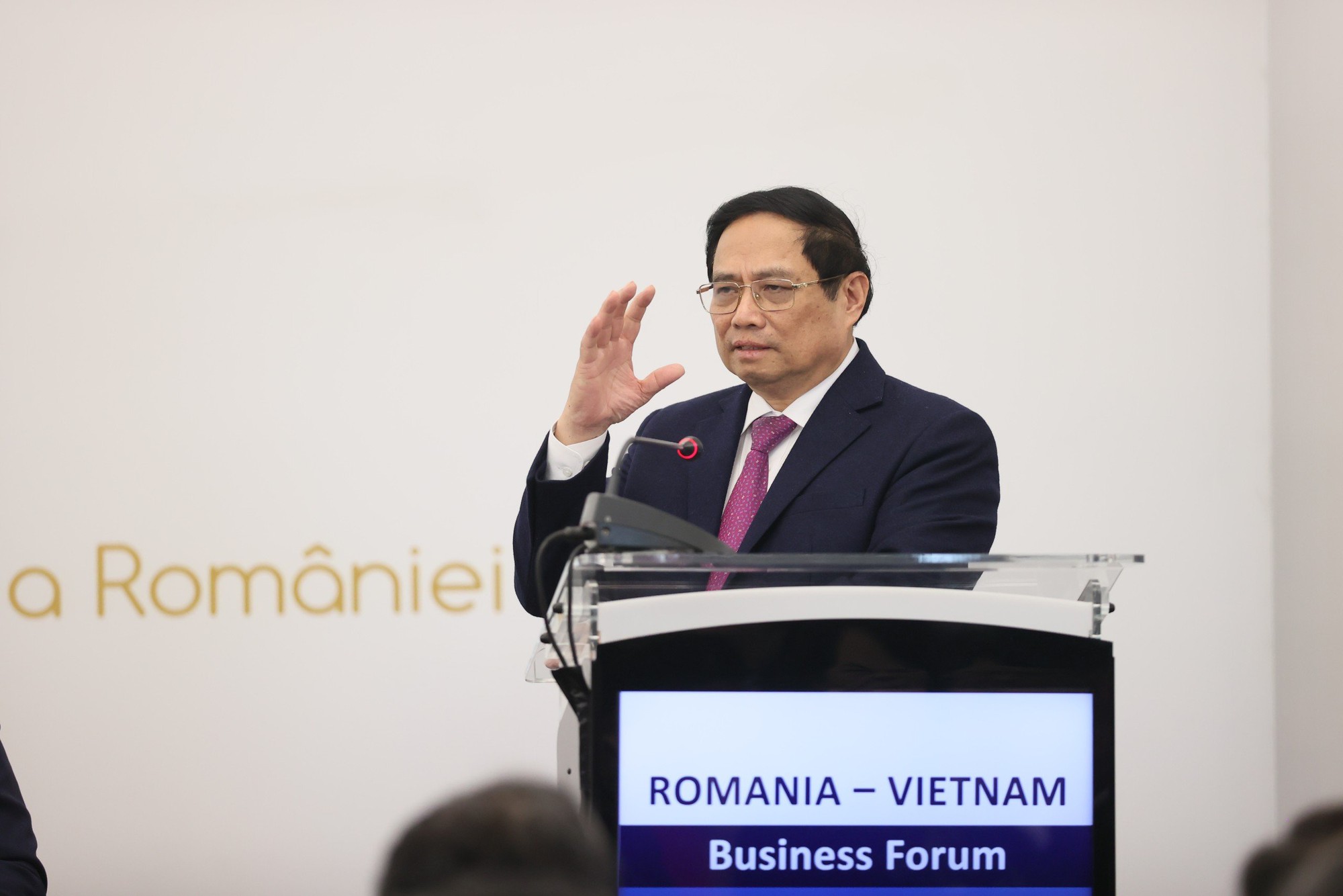 Thủ tướng khẳng định, với quan điểm ""lợi ích hài hòa, rủi ro chia sẻ", Chính phủ Việt Nam luôn lắng nghe, đồng hành, hỗ trợ và tạo mọi điều kiện thuận lợi để các doanh nghiệp nước ngoài nói chung và các doanh nghiệp Romania đầu tư kinh doanh hiệu quả, lâu dài và bền vững tại Việt Nam - Ảnh: VGP/Nhật Bắc