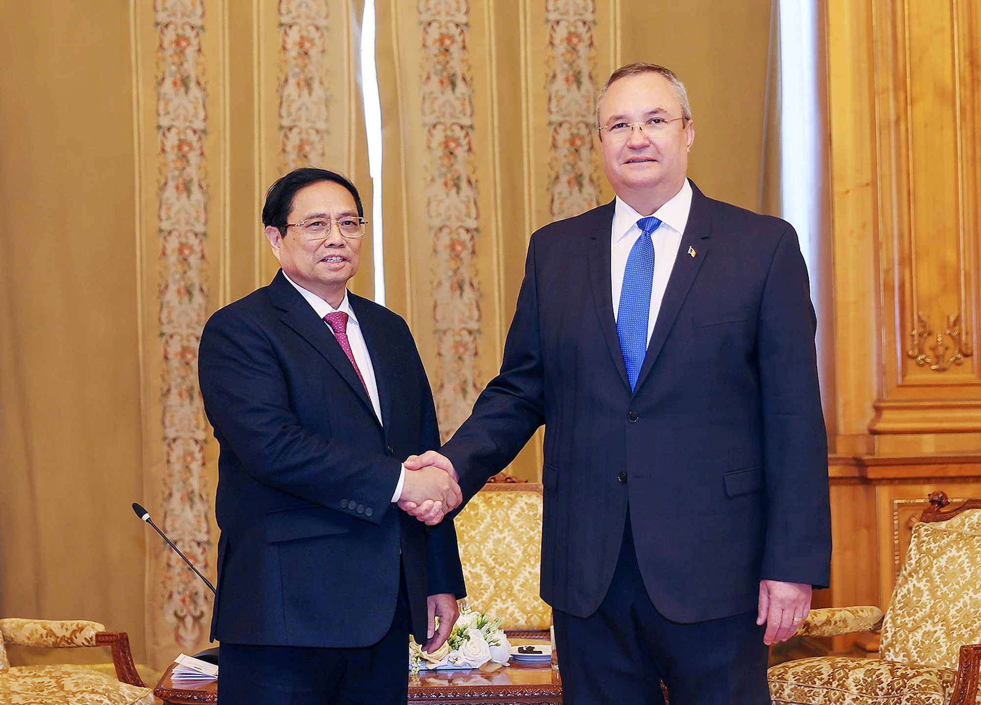 Thủ tướng Phạm Minh Chính và Chủ tịch Thượng viện Romania Nicolae Ciuca - Ảnh: VGP/Nhật Bắc