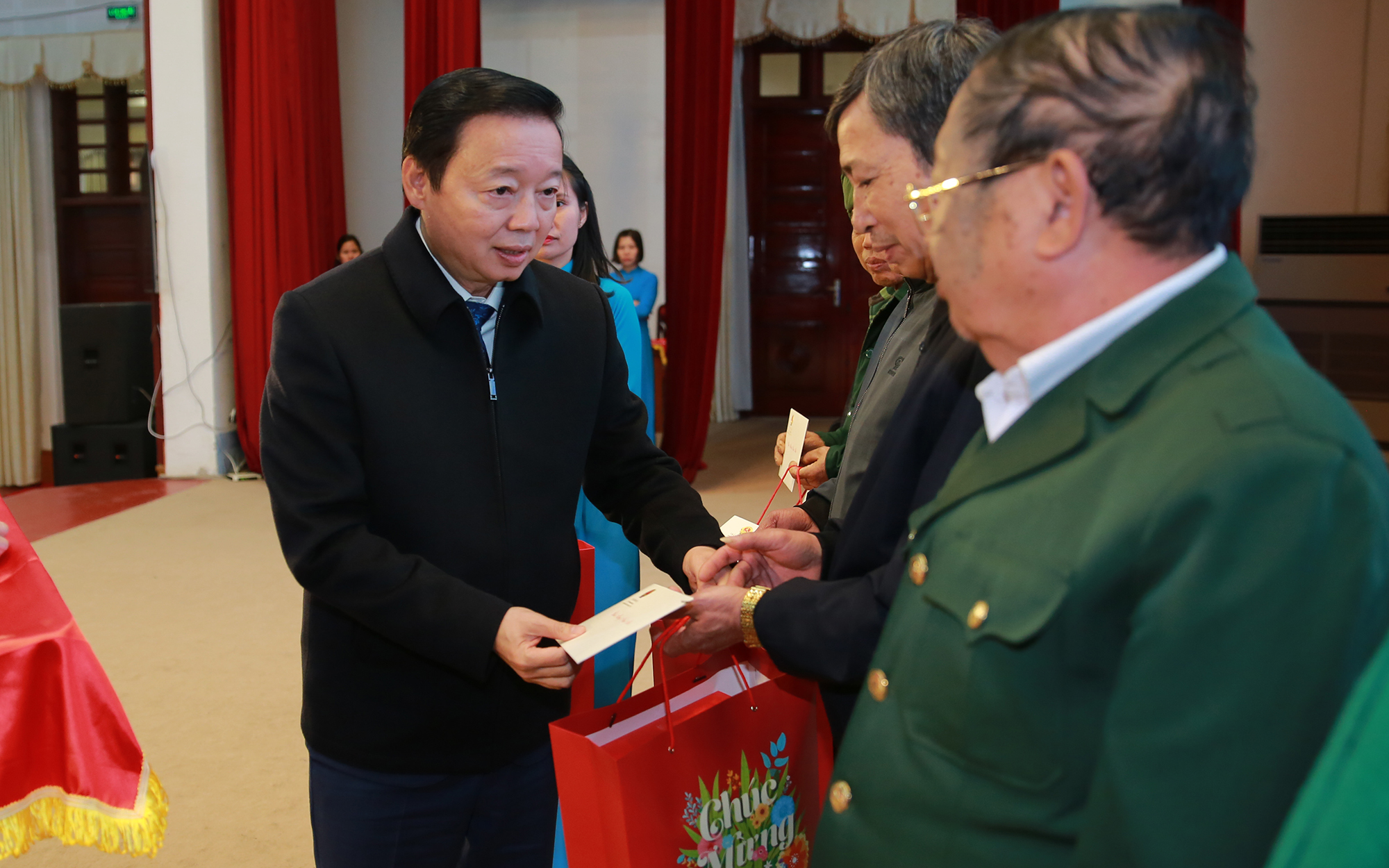 Phó Thủ tướng Trần Hồng Hà tặng quà Tết cho người có công của tỉnh Lai Châu - Ảnh: VGP/Minh Khôi